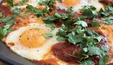 Petite shakshuka aux poivrons grillés
