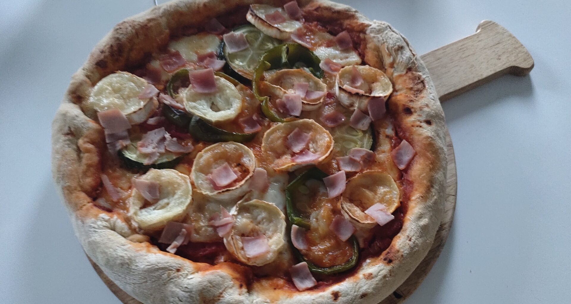 Pizza chèvre, mozzarella jambon courgette, c'était délicieux