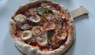 Pizza chèvre, mozzarella jambon courgette, c'était délicieux