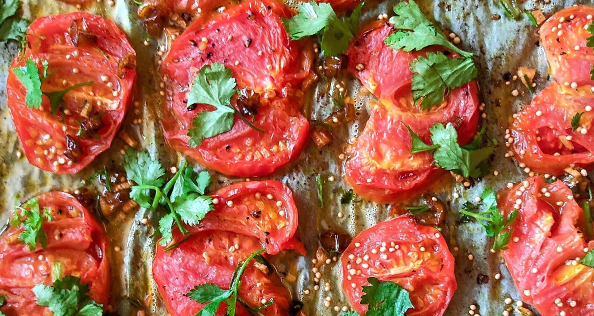 Tomates au four - aromates frits ( ail - gingembre - piment frais et tiges de coriandre ) - recette Ottolenghi