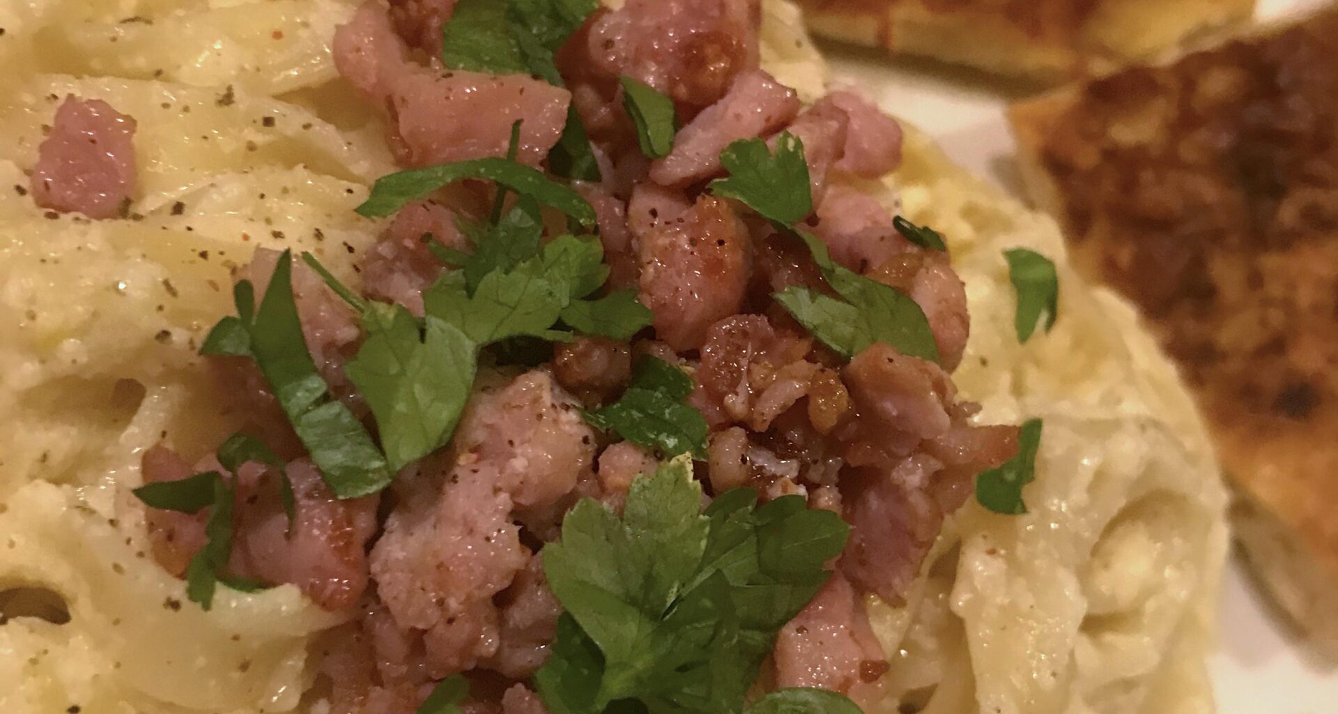 Fettucine Alfredo, avec du bacon et persil