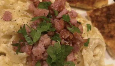 Fettucine Alfredo, avec du bacon et persil