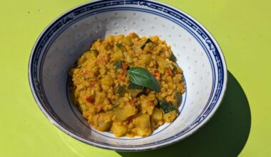 Dahl de lentilles au curry vert, courgettes, tomates et habaneros
