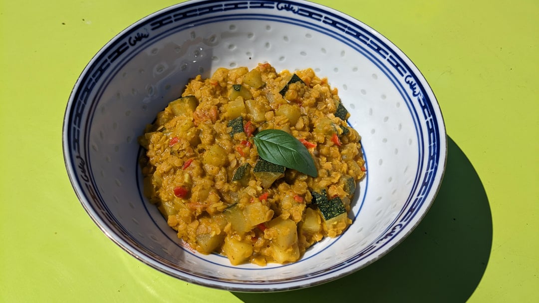 Dahl de lentilles au curry vert, courgettes, tomates et habaneros
