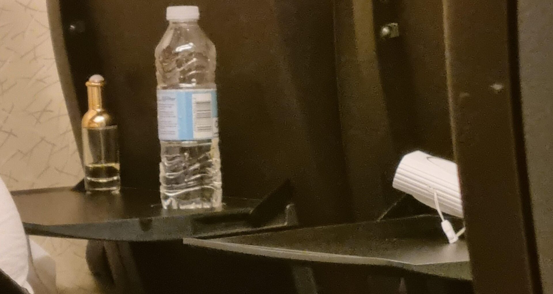 Snubbe med parfymfläkt på tåget