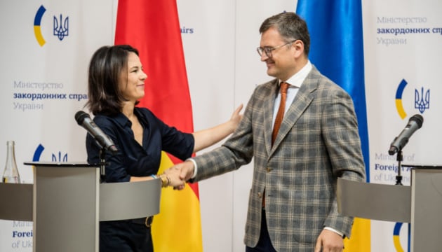 “We have to put an extra winter protection umbrella over Ukraine” said german foreign minister Baerbock. She said she will advocate the idea to give aditional air-defence to ukraine on top of the already planned deliveries - even if partners can just lend it to ukraine for the winter.