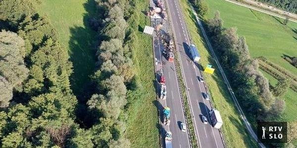 Voznik tovornjaka, ki je trčil v kolono na ljubljanski obvoznici, je zaviral "tik pred zdajci"