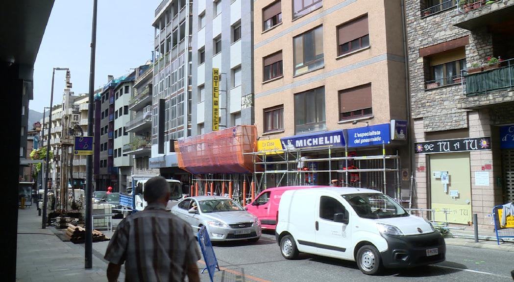 Comencen els treballs per determinar l'estat del subsol dels edificis desallotjats de l'avinguda Santa Coloma