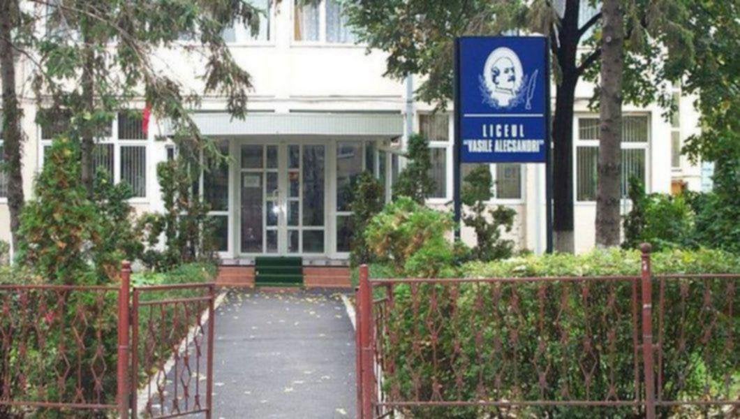 Directorul unui Colegiu Național, prins de Poliție când lua mită pentru transferul unui elev