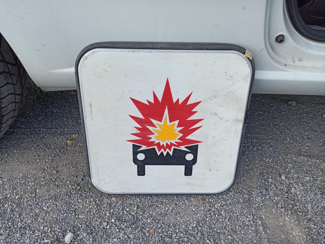 J'ai récupéré ce panonceau M4K hier ! Il est au sujet des "véhicules transportant des matières explosives". Il date de 1999 et n'a jamais été installé, il a encore sa protection en mousse d'origine!
