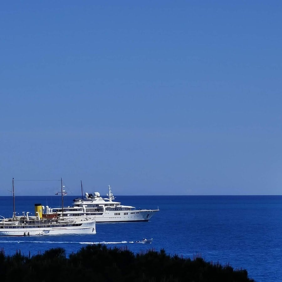 "Apartment occupied, subject to law XYZ..." - What's that exactly? (and other few questions)