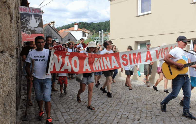 People carrying a banner saying "No to the mine. Yes to life" take part in a anti-lithium protest in Covas do Barroso, Portugal, photo: Catarina Demony