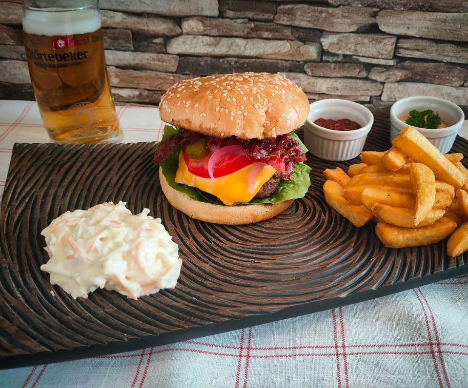 Ein klassischer Burger mit Pommes und Coleslaw Salat