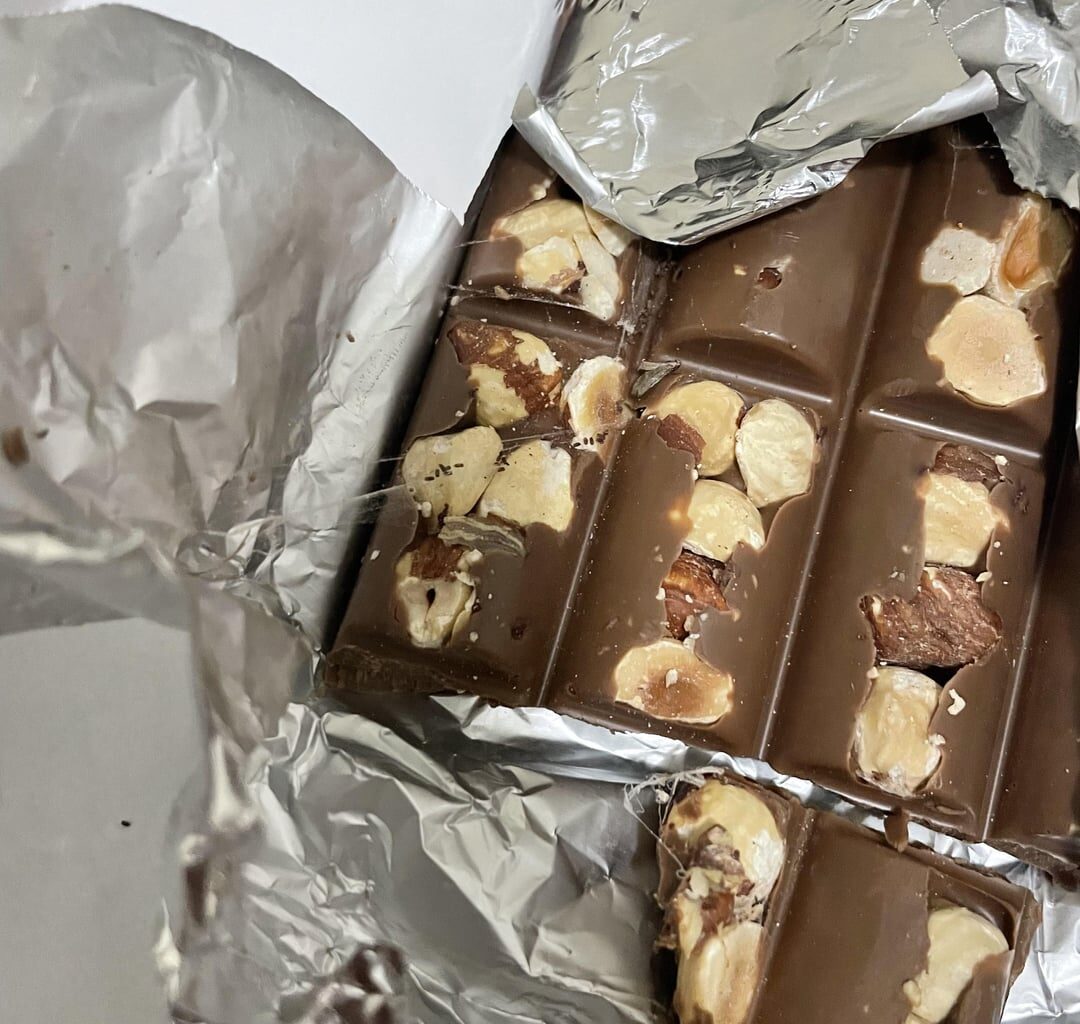 Comprei (e parcialmente comi sem saber) um chocolate com bicho