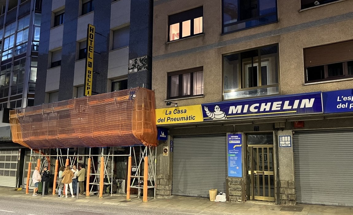 Comencen les perforacions al subsol dels edificis desallotjats a la capital per determinar el seu estat