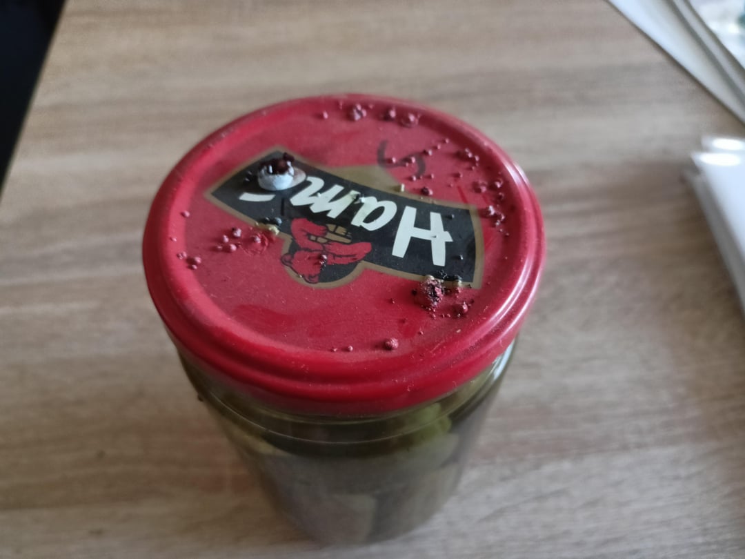 Co to je? Prožralo nám to kovové víčko od okurek