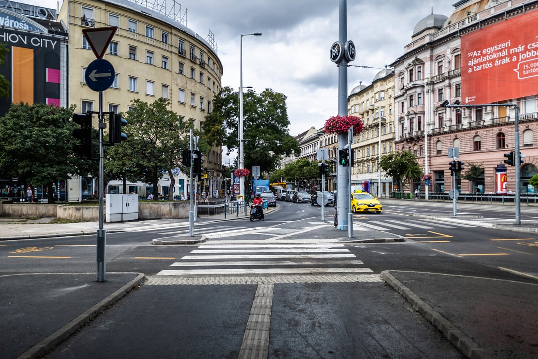 Elkészültek a Nyugati tér zebrái, így már nem kell az aluljárót használni, ha át akarunk jutni a túloldalra 💚