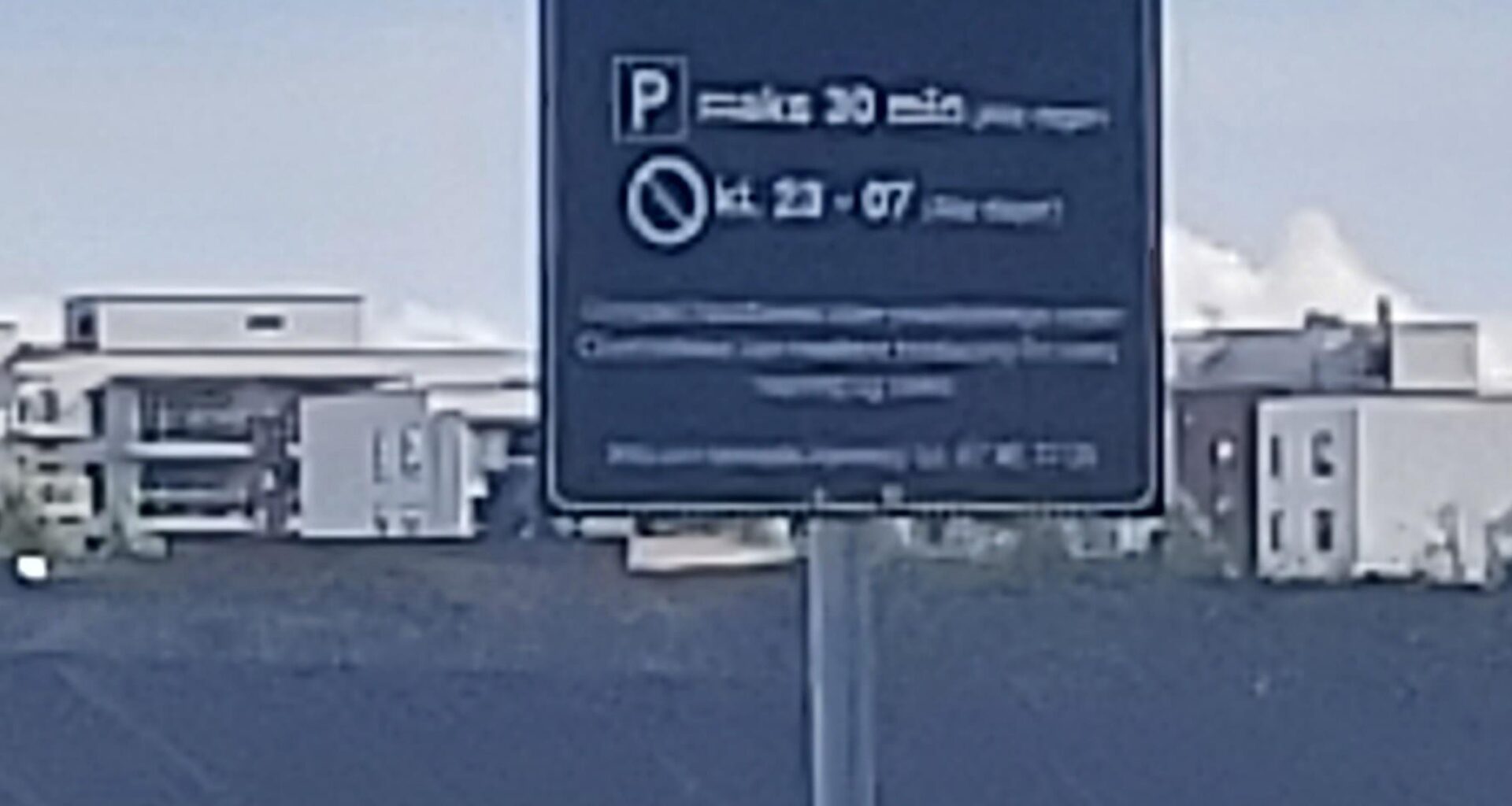 This car park for dropping barnas off at the hage is called the "kiss and ride"
