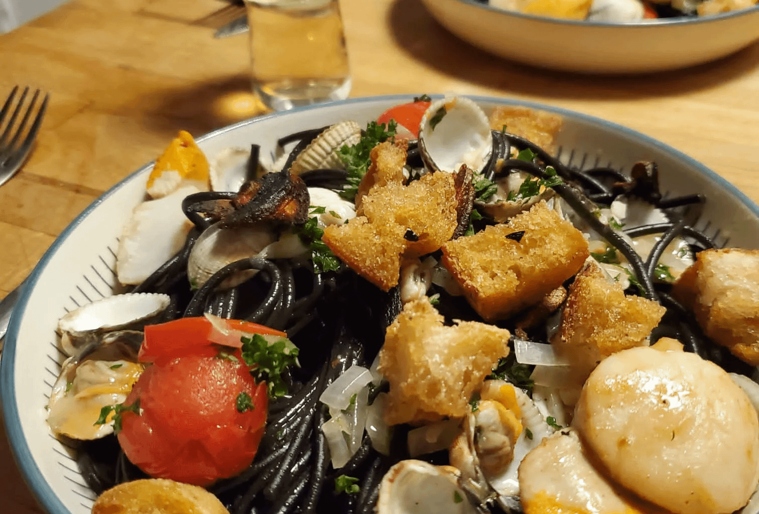 Spaghetti à l'encre de seiche, pétoncles et noix de Saint Jacques