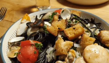 Spaghetti à l'encre de seiche, pétoncles et noix de Saint Jacques