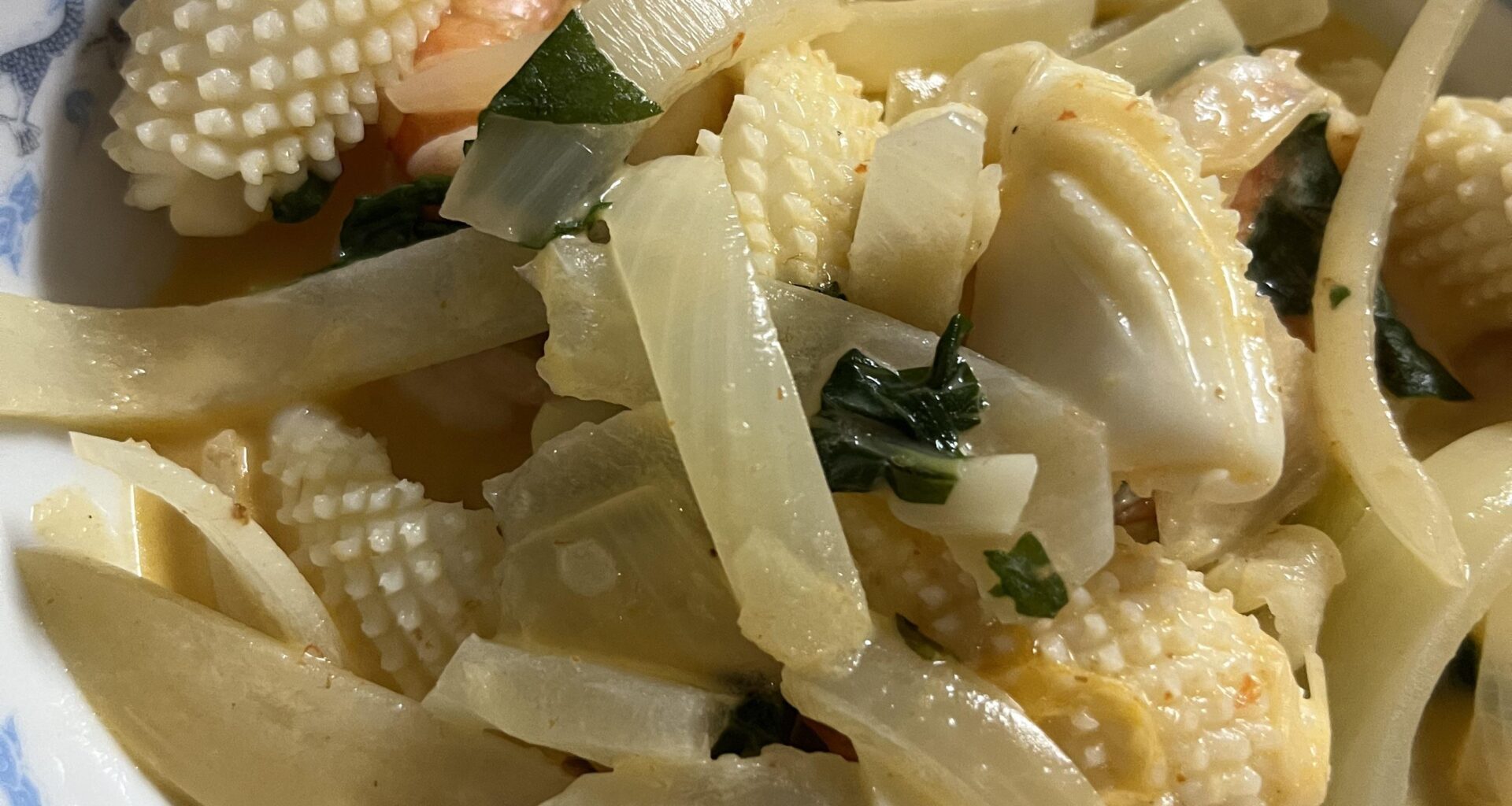 Calamar et crevettes sautés aux oignons à la sauce coco curry