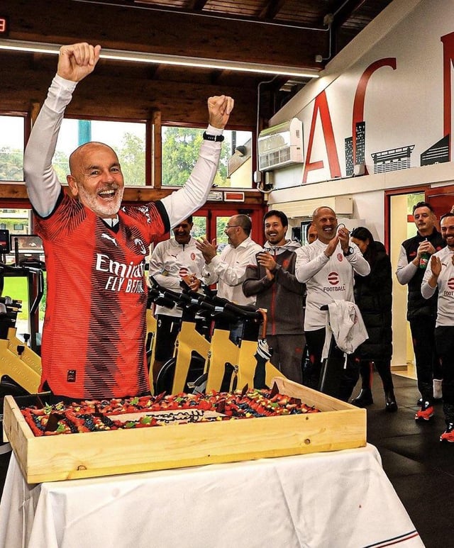 Pioli’s birthday celebrated in Milanello ❤️🖤