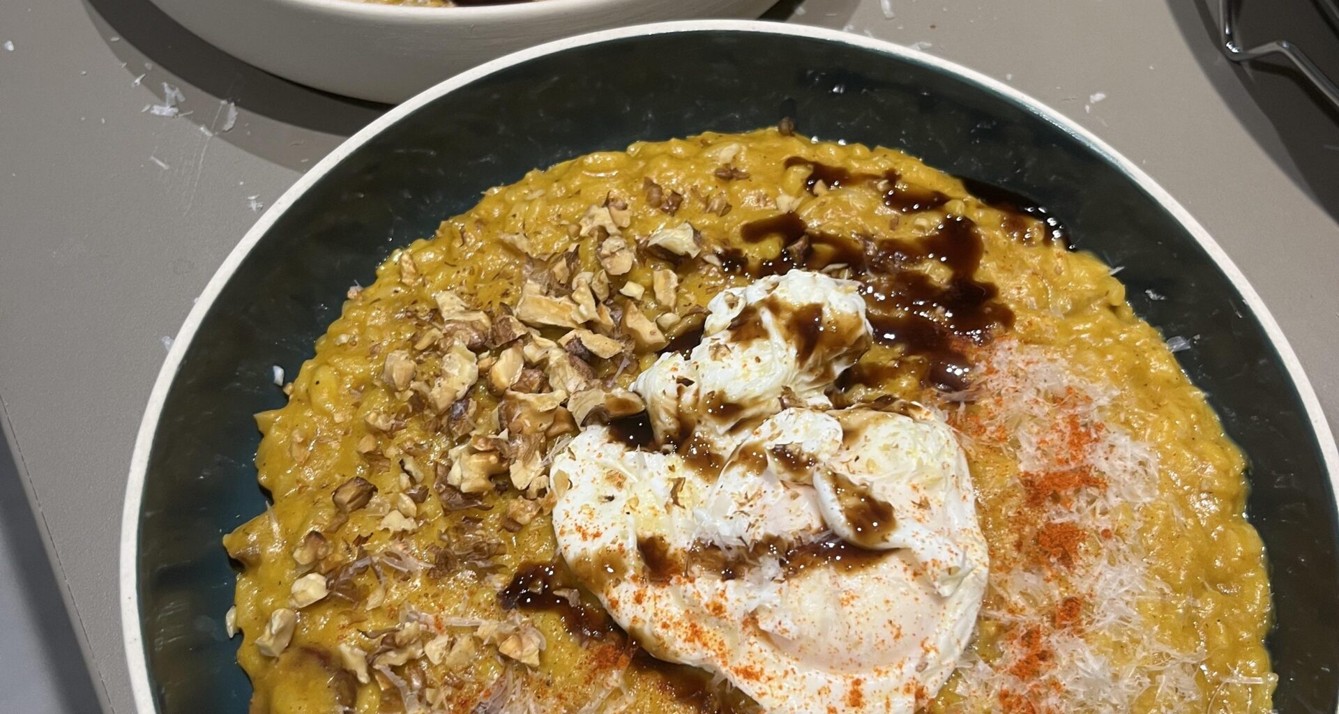 Risotto Butternut rotie , lardons, noix et œuf poché 🍂