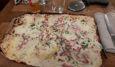 Tarte flambée gratinée à la tomme et au munster