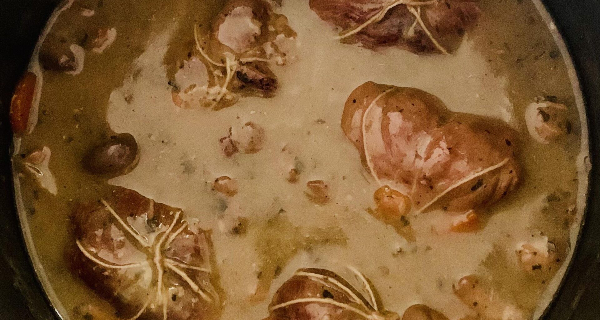 J’ai toujours aimé les paupiettes. 😊 Alors j’en prépare pour demain avec une sauce bien généreuse. J’avais une bouteille de Côtes du Jura - Chardonnay qui n’attendait que de les sublimer. 😋