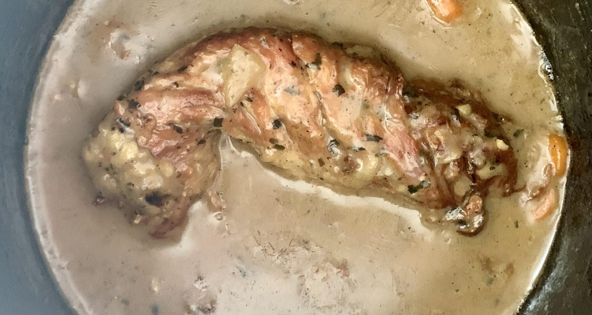 Le repas servi ce midi : un petit filet mignon de porc tout heureux d’avoir mijoté dans sa sauce au Riesling. 😋