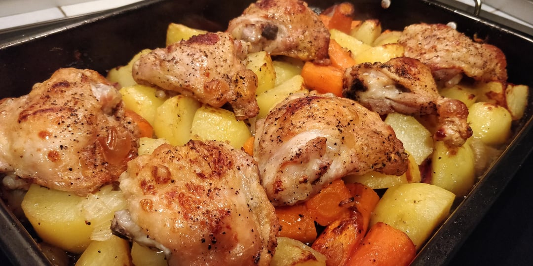 Hauts de cuisses de poulet, pommes de terre, carottes au four