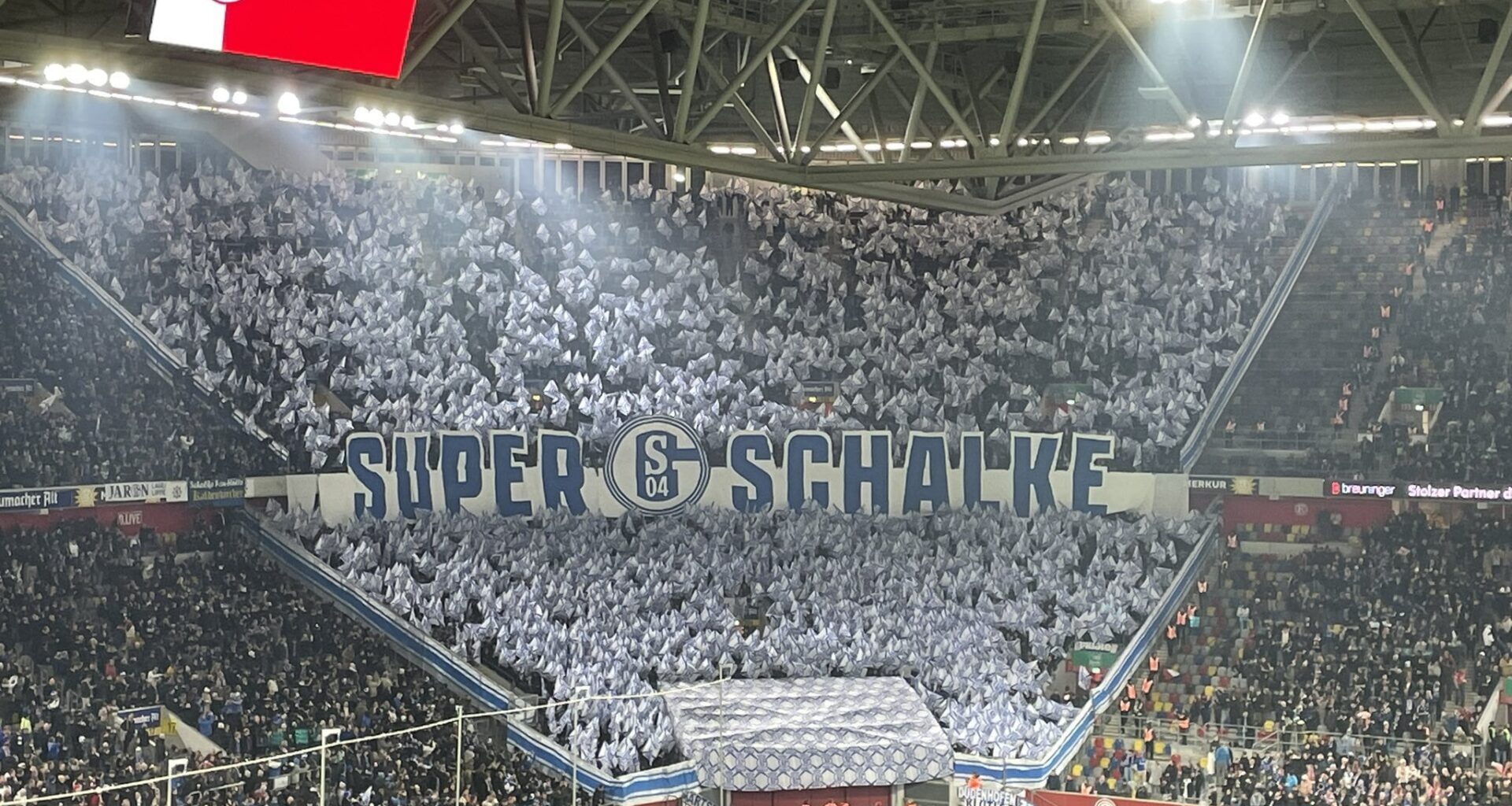 GamerBrother: „Jeder einzelne Spieler, der irgendwas mit den ersten 45 Minuten zu tun hatte soll sich gefälligst persönlich bei diesen Fans entschuldigen Ich meine das komplett ernst Respektlos, jeder Mini Jobber an der Tankstelle ist mit mehr Elan dabei“