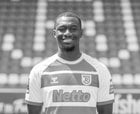 Am heutigen Dienstag hat der SSV Jahn die schreckliche Nachricht erhalten, dass Jahn Profi Agyemang Diawusie im Alter von 25 Jahren verstorben ist. Der Verein ist geschockt und zutiefst betroffen über dieses tragische Ereignis.
