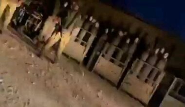 Des prisonniers palestiniens de Cisjordanie ont été libérés avec 1 mois de retard : les geôliers Israëliens les ont mis dans le bus en pleine nuit complètement nus, menottés, les yeux bandés et leur crachant dessus.