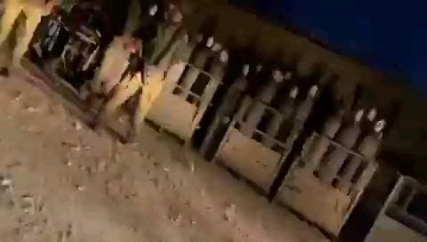 Des prisonniers palestiniens de Cisjordanie ont été libérés avec 1 mois de retard : les geôliers Israëliens les ont mis dans le bus en pleine nuit complètement nus, menottés, les yeux bandés et leur crachant dessus.