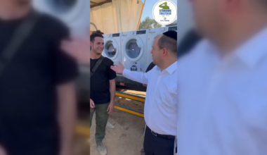 How Israeli soldiers wash their clothes out at the front