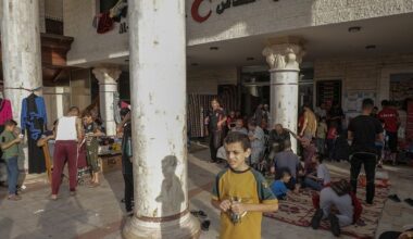 Un bombardement sur une école accueillant des déplacés aurait fait plus de 50 morts à Gaza - rts.ch