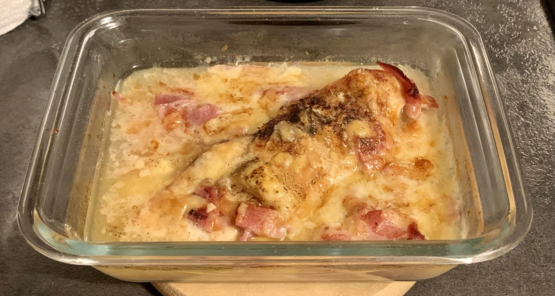 J’avais fait un poulet au Comté à midi pour nous trois. Ce soir, j’ai vu qu’il me restait un petit blanc tout seul au frigo. Comme je suis toute seule demain à midi, la tentation était bien trop grande : et voilà un poulet au Comté en version individuelle bien gratiné au four. 😋