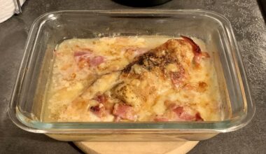 J’avais fait un poulet au Comté à midi pour nous trois. Ce soir, j’ai vu qu’il me restait un petit blanc tout seul au frigo. Comme je suis toute seule demain à midi, la tentation était bien trop grande : et voilà un poulet au Comté en version individuelle bien gratiné au four. 😋