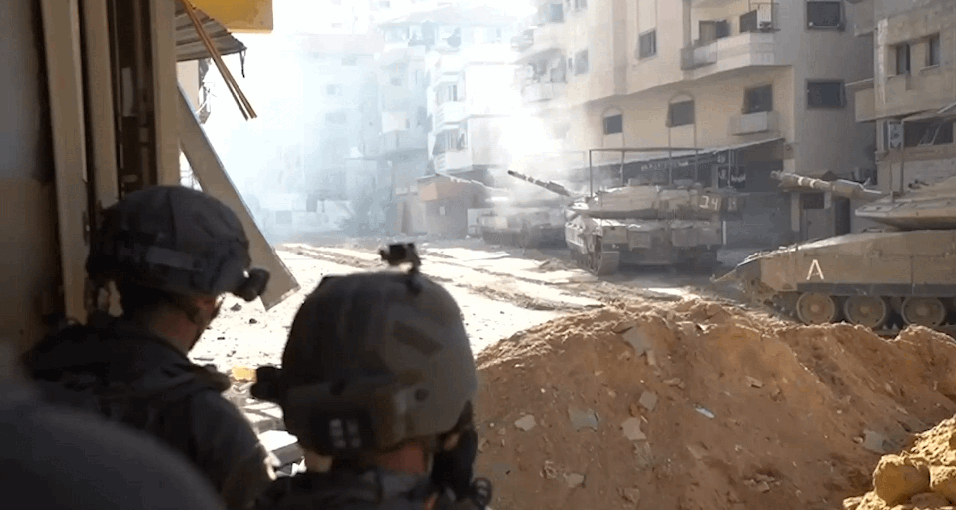 A raid on the homes of senior Hamas officials in the heart of the luxury neighborhood of Gaza - the Paratrooper Brigade battles in the Rimal neighborhood. 11/19/23