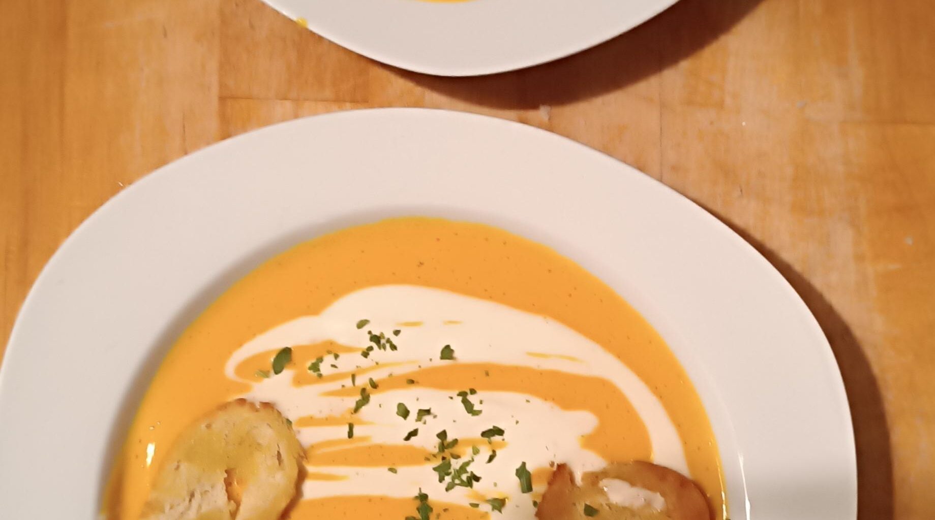 Soupe potimarron, chantilly au café, croûtons à l'ail et persil .