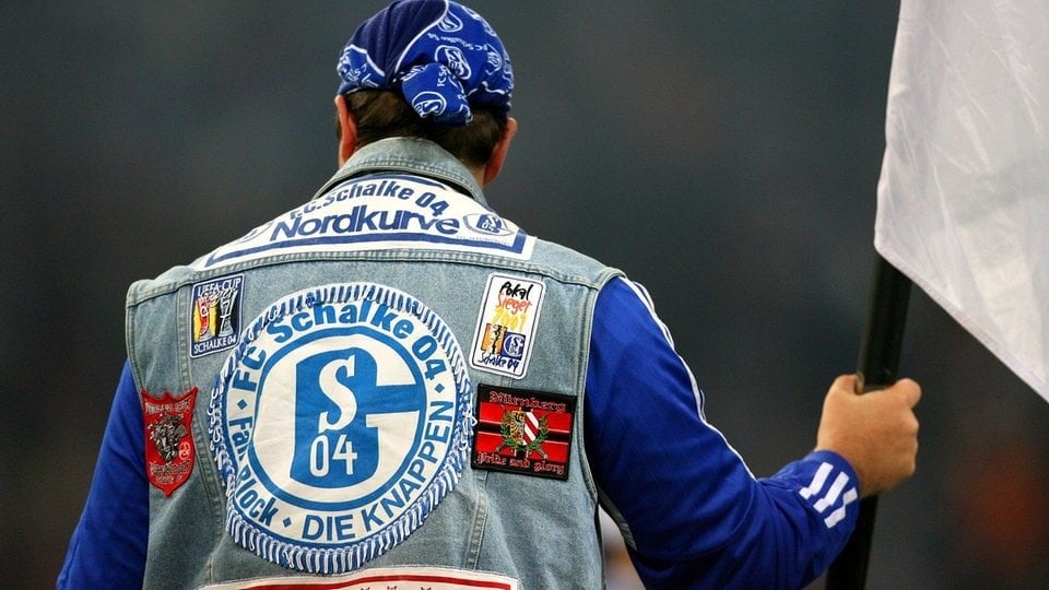 Schalke-Fan reißt schwarz-gelbe Kabelbrücken von Baustelle und verursacht einen Schaden von etwa €6500