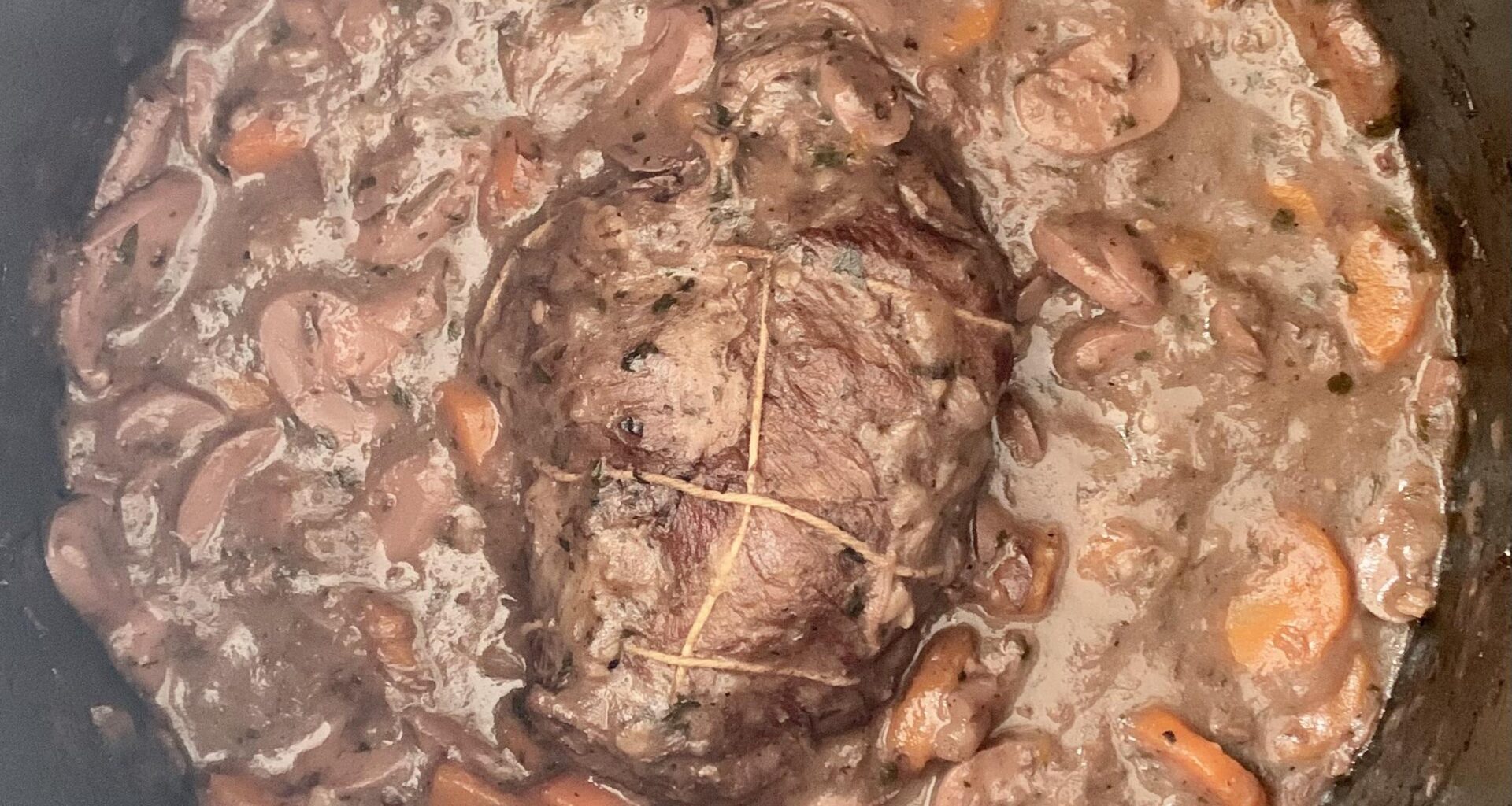 Il avait envie de se faire la malle mon petit rôti de veau bien ficelé ! Il a finalement accepté de mijoter longuement dans une sauce à la bière brune. 😋
