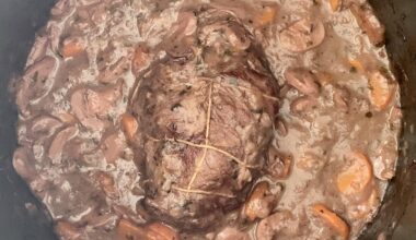 Il avait envie de se faire la malle mon petit rôti de veau bien ficelé ! Il a finalement accepté de mijoter longuement dans une sauce à la bière brune. 😋