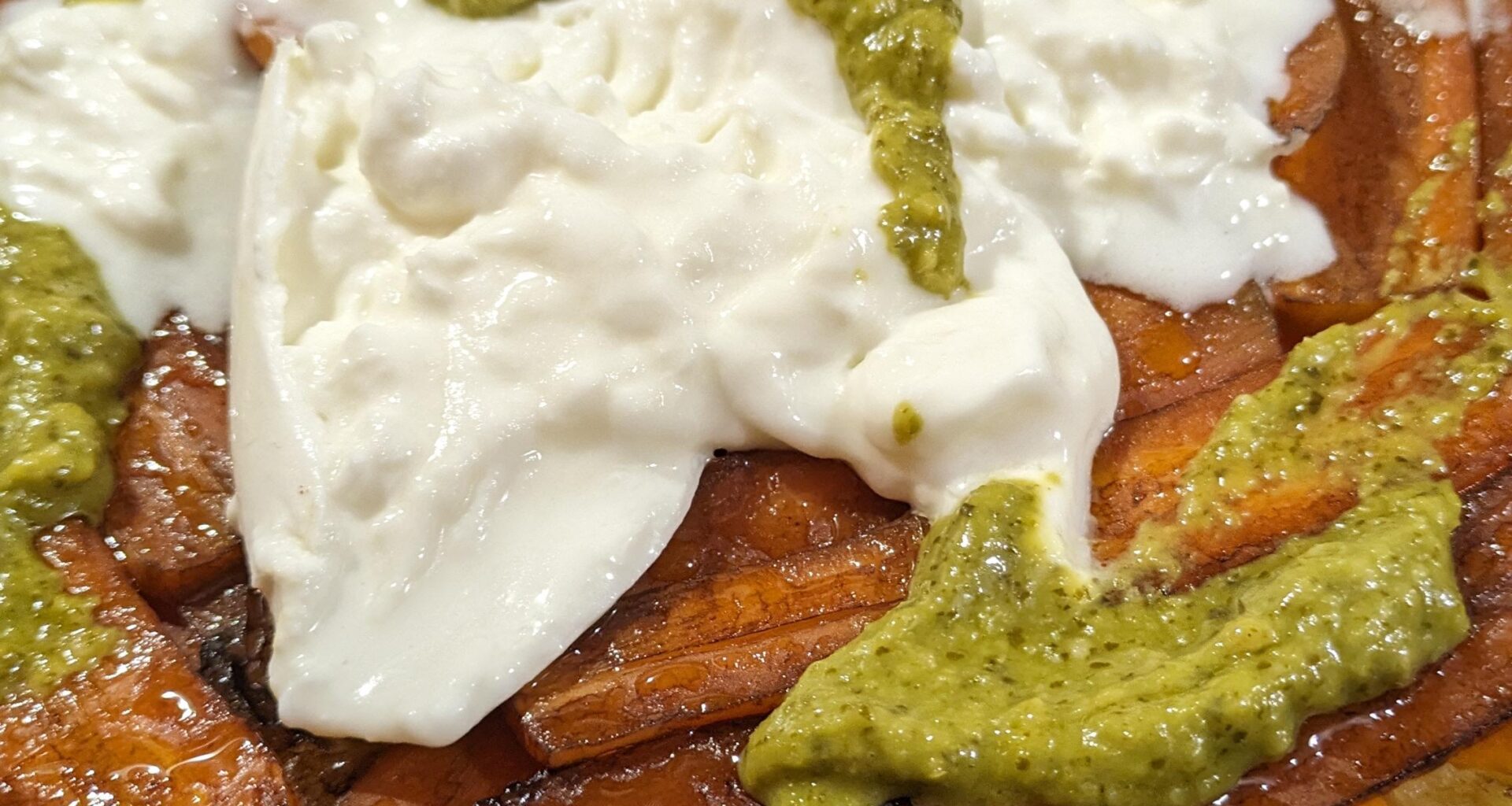 Tarte Tatin de carottes au pesto et à la burratta 🥕