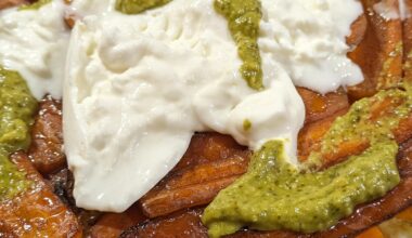 Tarte Tatin de carottes au pesto et à la burratta 🥕