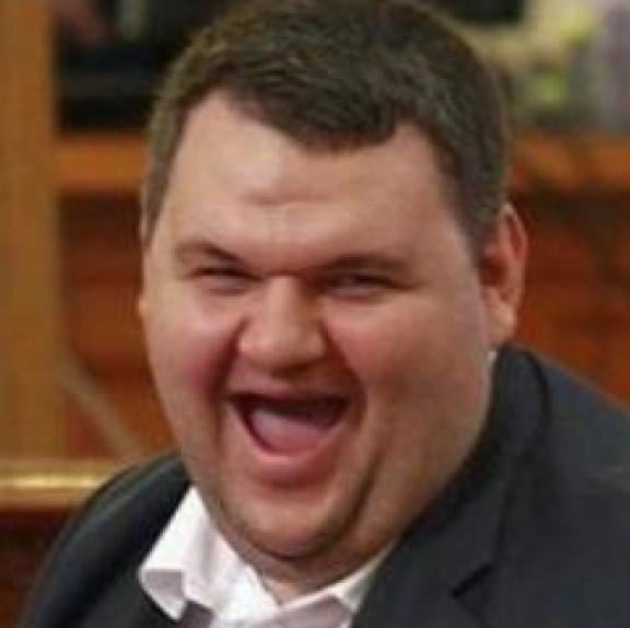 Въпрос,защо дебила Пеевски който е на Магнитски все още е фактор в БГ политическия живот