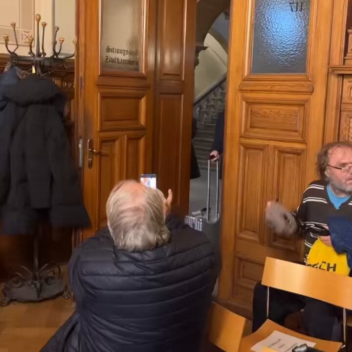 Ex-Torwart Tim Wiese wehrt sich gegen das von Werder verhängte Stadionverbot gegen ihn. Der Prozess ist soeben am Landgericht Bremen gestartet.