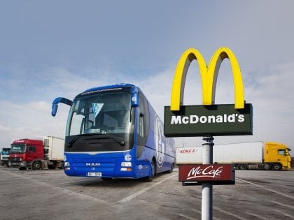 Karel Geraerts über den Ausflug zu McDonald’s nach dem Spiel gegen Nürnberg: „Als wir von Nürnberg zurück gereist sind, haben die Spieler mich gefragt: Können wir bei McDonald’s anhalten? Kein Problem. Sie arbeiten hart, sie geben ihr Leben. Manchmal muss man ihnen auch etwas geben.“