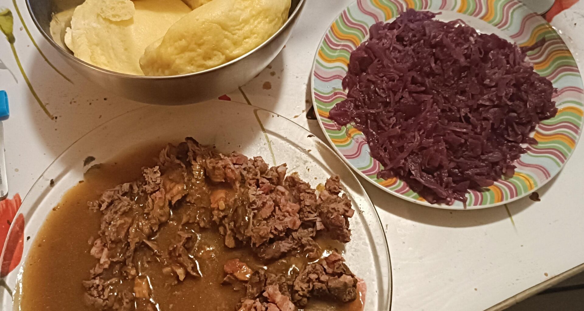 Le repas d'hier ... Viande rouge/avec lardons sauce au café kluski (pâte cuite à la vapeur) et choux rouge aux pommes